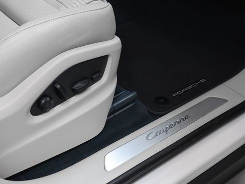 Certified 2023 Porsche Cayenne AWD/4WD image 18