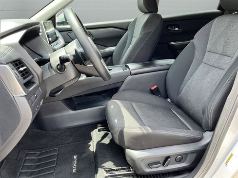 Used 2024 Nissan Rogue SV FWD image 16