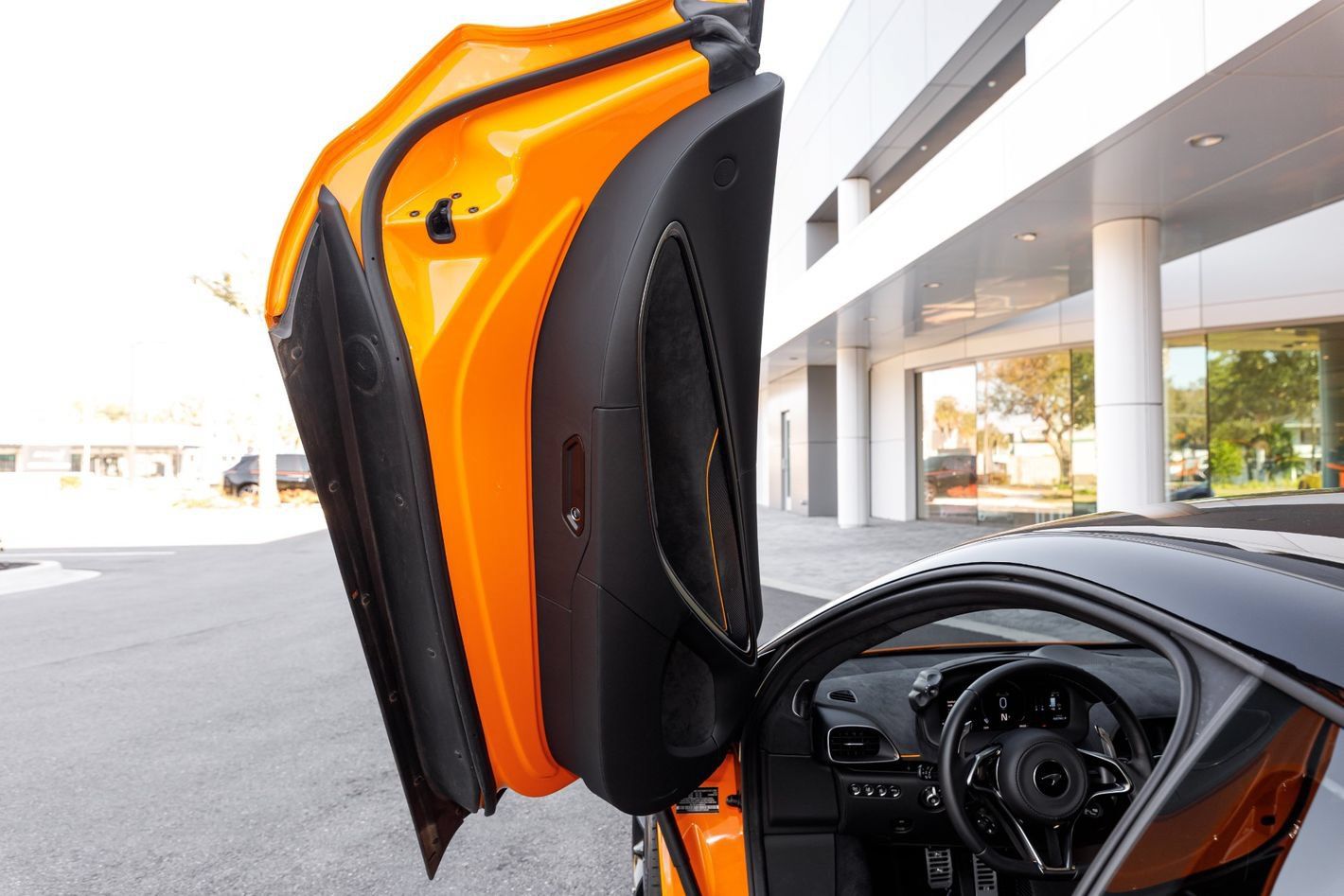Used 2025 McLaren Artura RWD image 35