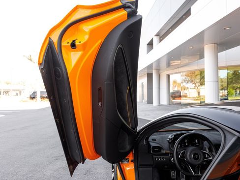 Used 2025 McLaren Artura RWD image 35