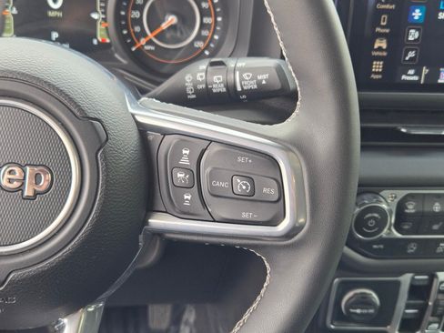Used 2025 Jeep Wrangler Unlimited Sahara AWD/4WD image 27