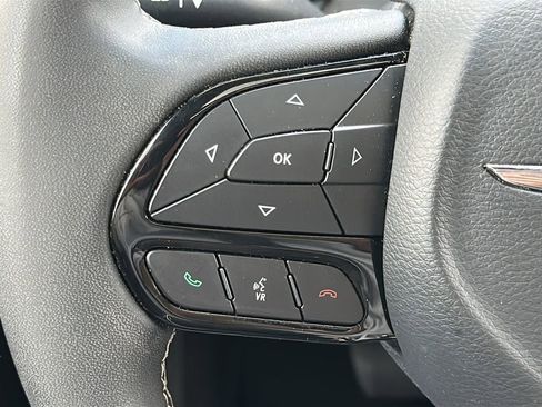 Used 2025 Chrysler Pacifica Limited FWD image 21