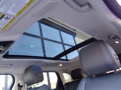 Used 2025 Land Rover Range Rover Velar Dynamic SE image 16