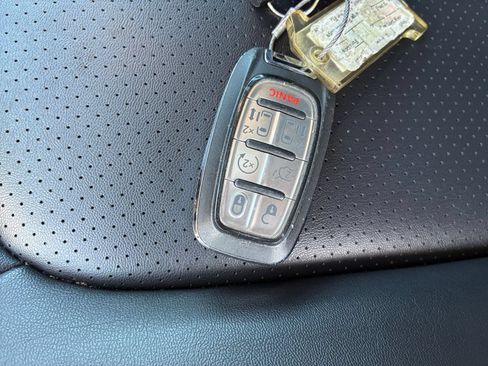 Used 2025 Chrysler Pacifica Select FWD image 21