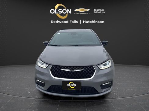 Used 2025 Chrysler Pacifica Select image 8