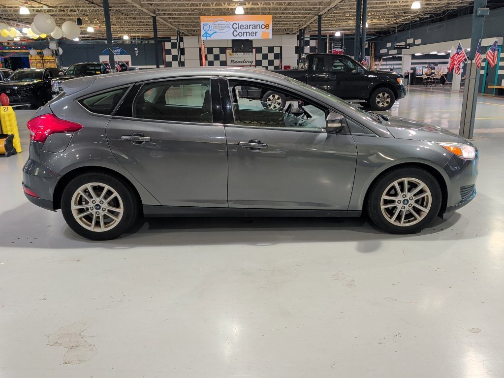 Used 2017 Ford Focus SE w/ Cold Weather Package FWD image 10