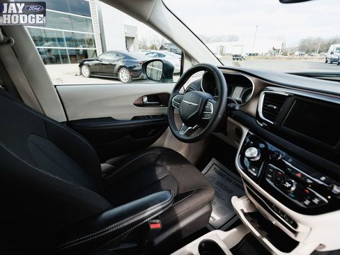 Used 2023 Chrysler Voyager LX image 27