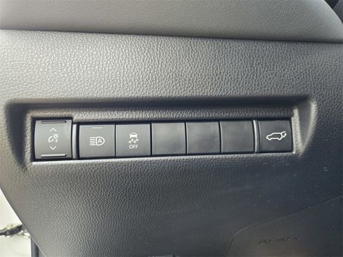 Used 2021 Toyota Venza image 26