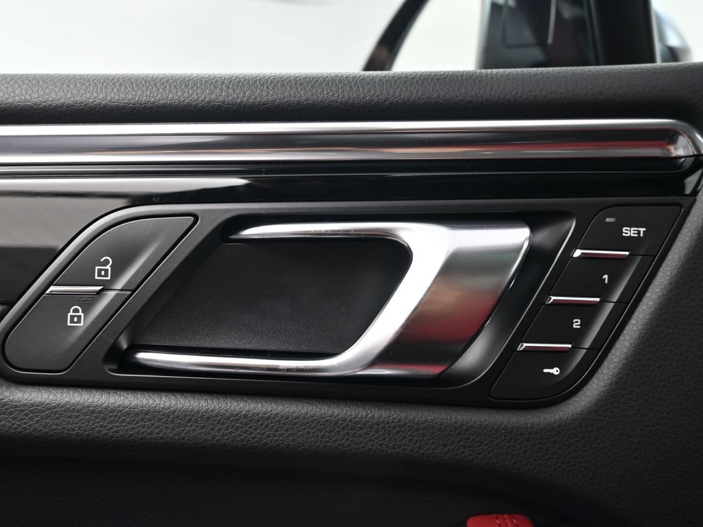Certified 2026 Porsche Macan AWD/4WD image 18