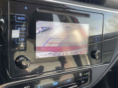 Used 2018 Toyota Corolla LE image 29