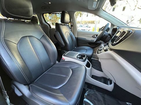 Used 2024 Chrysler Pacifica Touring-L image 31