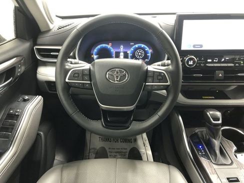 Used 2023 Toyota Highlander Limited image 15