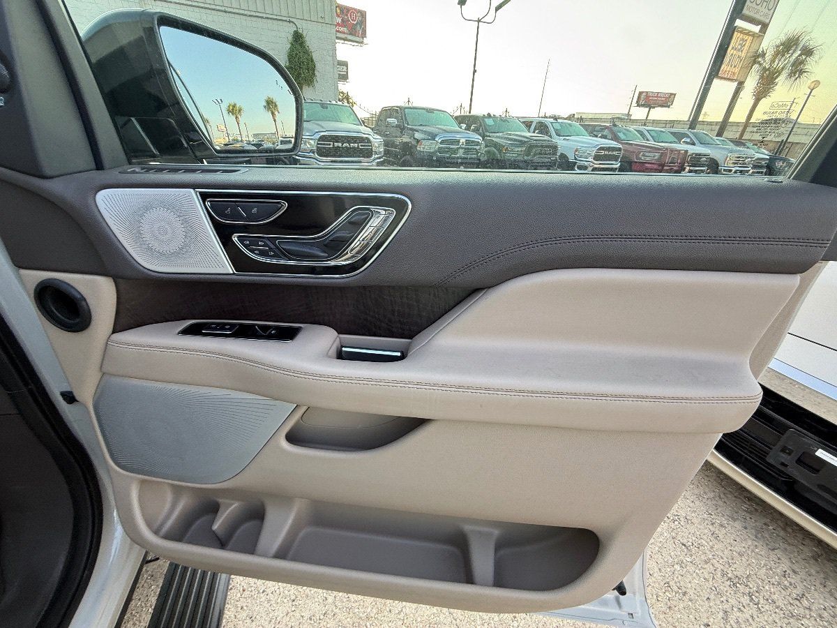 Used 2022 Lincoln Navigator Reserve AWD/4WD image 17