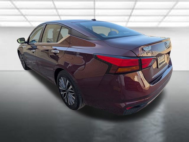 Used 2025 Nissan Altima 2.5 SV FWD image 2