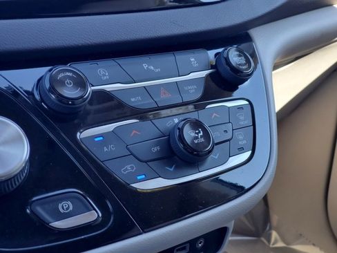 Certified 2018 Chrysler Pacifica Touring-L Plus image 20