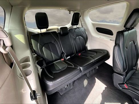 Used 2024 Chrysler Pacifica Touring-L FWD image 26