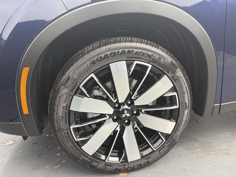 New 2025 Mitsubishi Outlander SE image 12