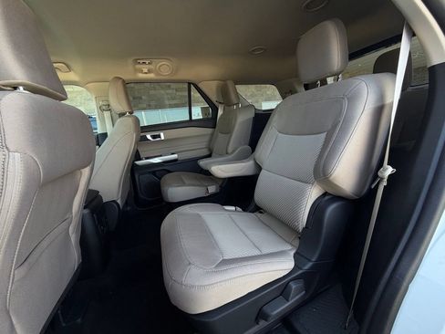 Used 2023 Ford Explorer XLT AWD/4WD image 21