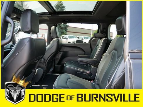 Used 2025 Chrysler Pacifica Limited FWD image 13