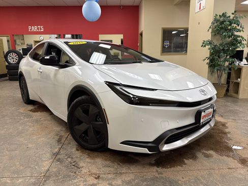 Used 2025 Toyota Prius SE image 16