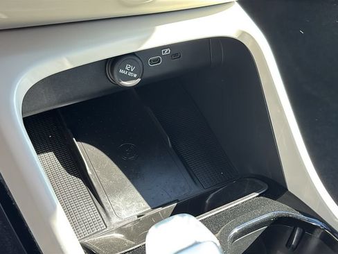 Certified 2026 Volvo XC40 B5 Plus AWD/4WD image 21