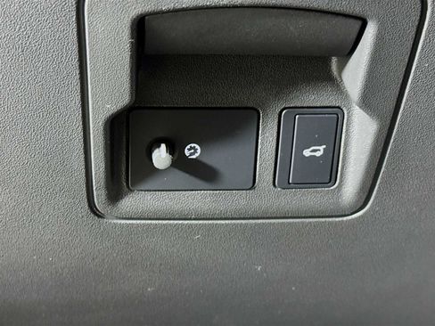 Used 2025 Land Rover Range Rover Velar Dynamic SE image 10