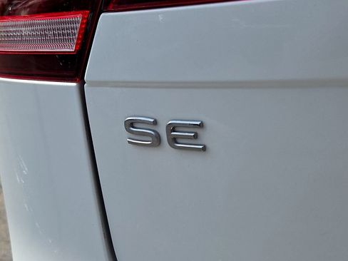 Used 2023 Volkswagen Tiguan SE w/ Panoramic Sunroof Package FWD image 31