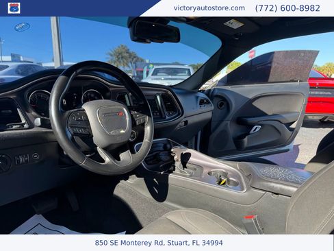 Used 2019 Dodge Challenger SXT image 40
