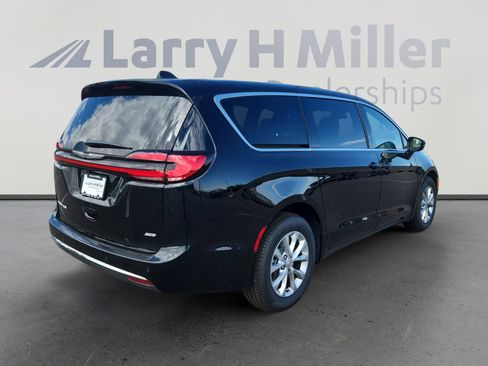 New 2025 Chrysler Pacifica Select image 6