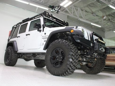 Used 2015 Jeep Wrangler Unlimited Rubicon w/ Connectivity Group AWD/4WD image 13