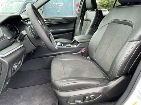 New 2025 Jeep Grand Cherokee Altitude image 23