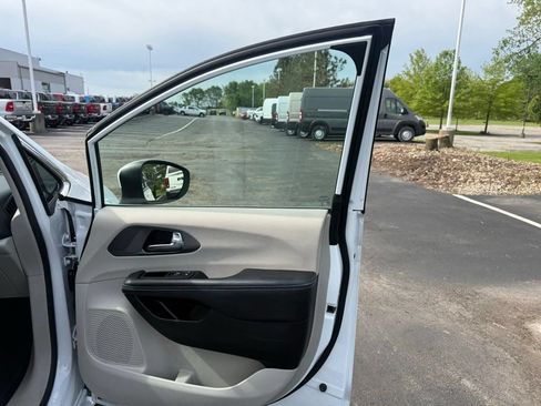 Used 2023 Chrysler Pacifica Touring-L FWD image 56