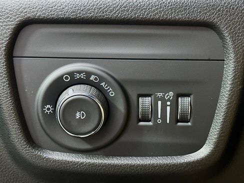 Used 2023 Jeep Grand Cherokee Limited image 17