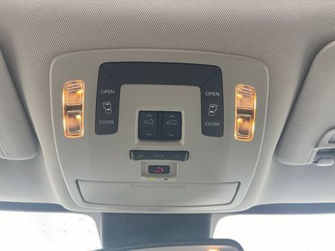 Used 2025 Toyota Sienna LE w/ LE Plus Package FWD image 29
