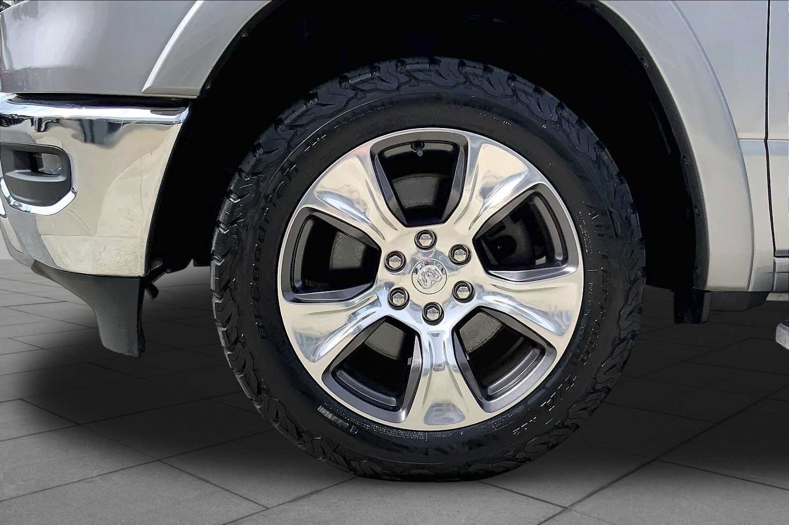 Used 2019 RAM 1500 Laramie AWD/4WD image 12