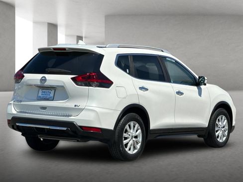 Used 2018 Nissan Rogue SV w/ Sun & Sound Touring Package FWD image 4