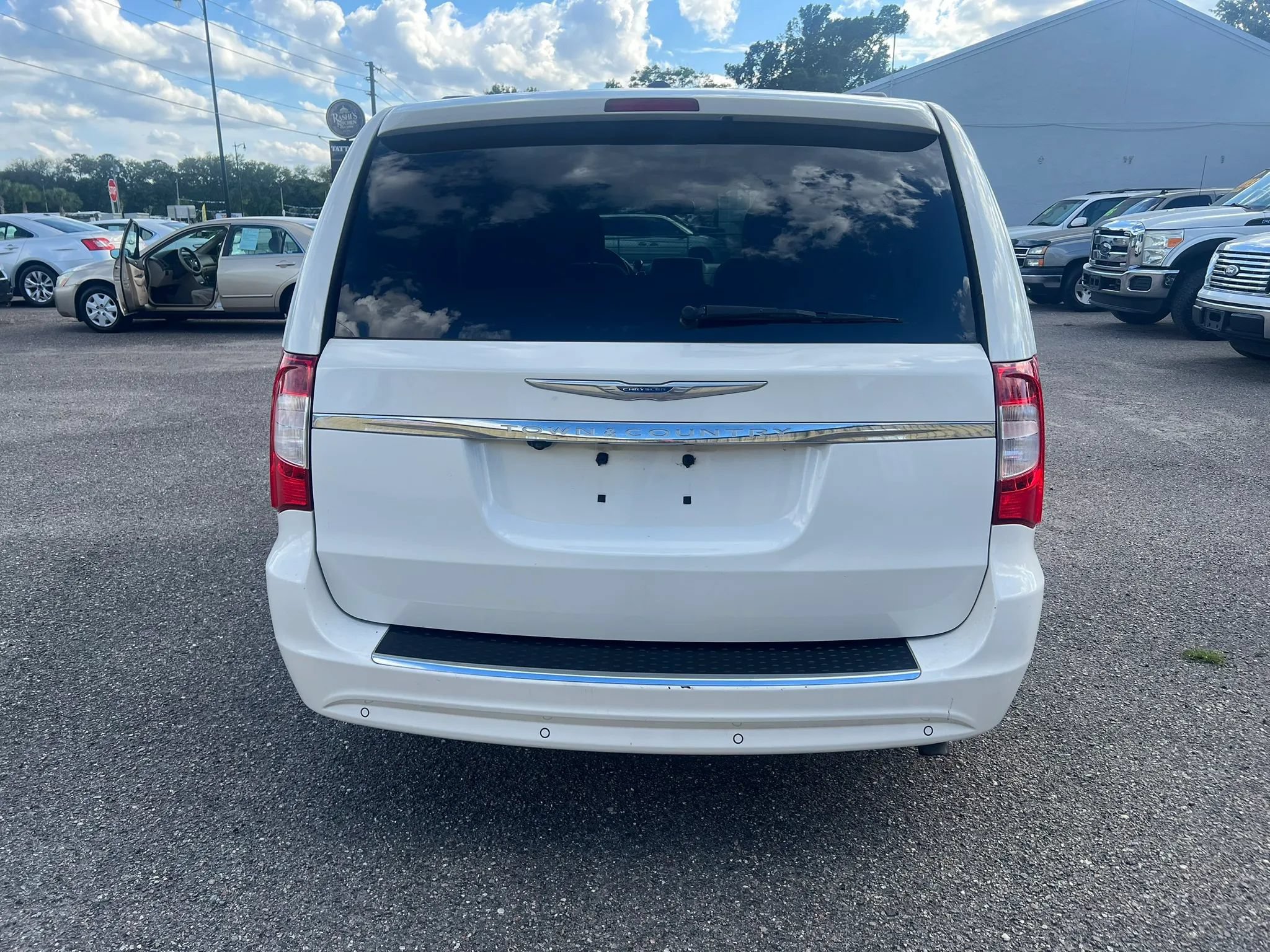 Used 2011 Chrysler Town & Country Touring w/ Trailer Tow Group FWD image 4