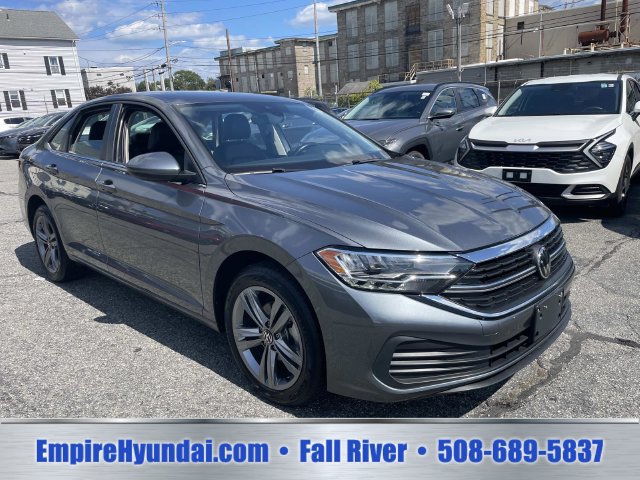 Used 2024 Volkswagen Jetta SE FWD image 2