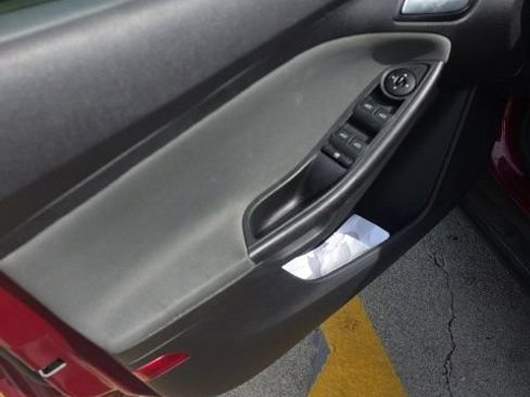 Used 2014 Ford Focus SE FWD image 3