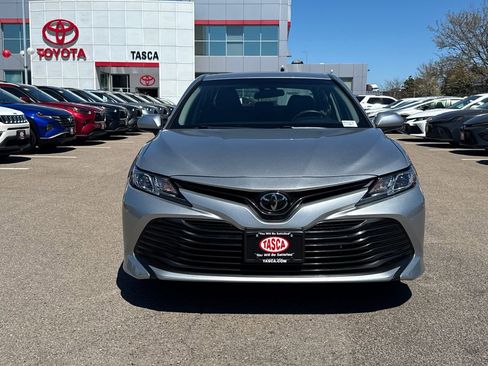 Used 2018 Toyota Camry LE FWD image 2