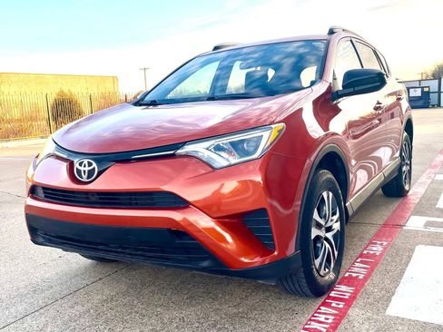 Used 2016 Toyota RAV4 LE image 1