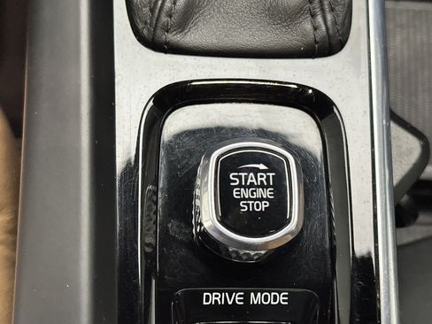 Used 2018 Volvo XC60 T5 Momentum w/ Convenience Package image 32