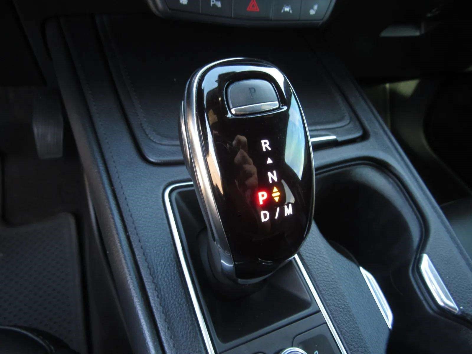 Used 2024 Cadillac XT4 Luxury w/ Cold Weather Package FWD image 19