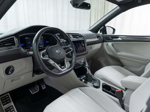 Used 2022 Volkswagen Tiguan SE R-Line image 12