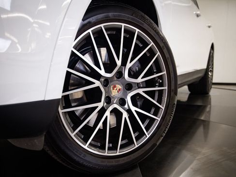 Certified 2023 Porsche Cayenne AWD/4WD image 12
