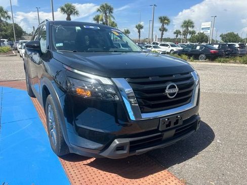 Used 2025 Nissan Pathfinder SV FWD image 2