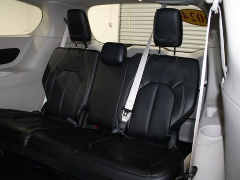 Used 2024 Chrysler Pacifica Touring-L image 26