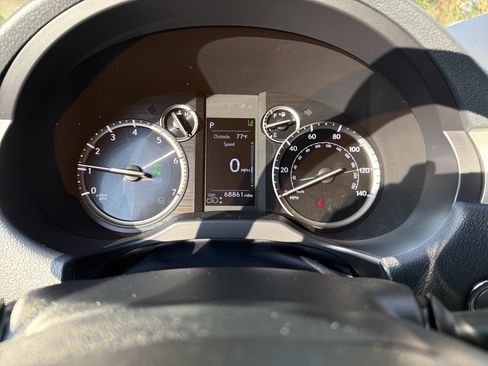 Used 2021 Lexus GX 460 Luxury w/ Sport Design Package AWD/4WD image 22