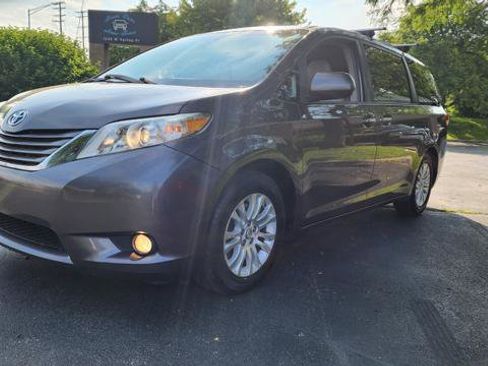 Used 2013 Toyota Sienna XLE w/ Entertainment Pkg image 5
