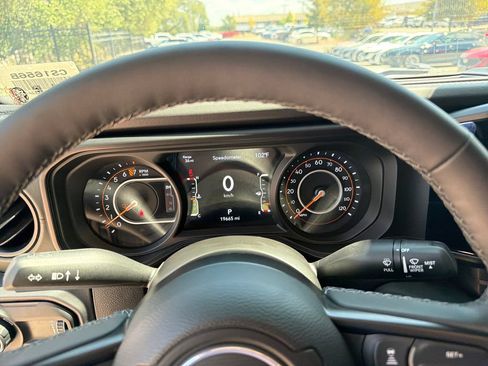 Used 2025 Jeep Gladiator Mojave w/ Convenience Group AWD/4WD image 25